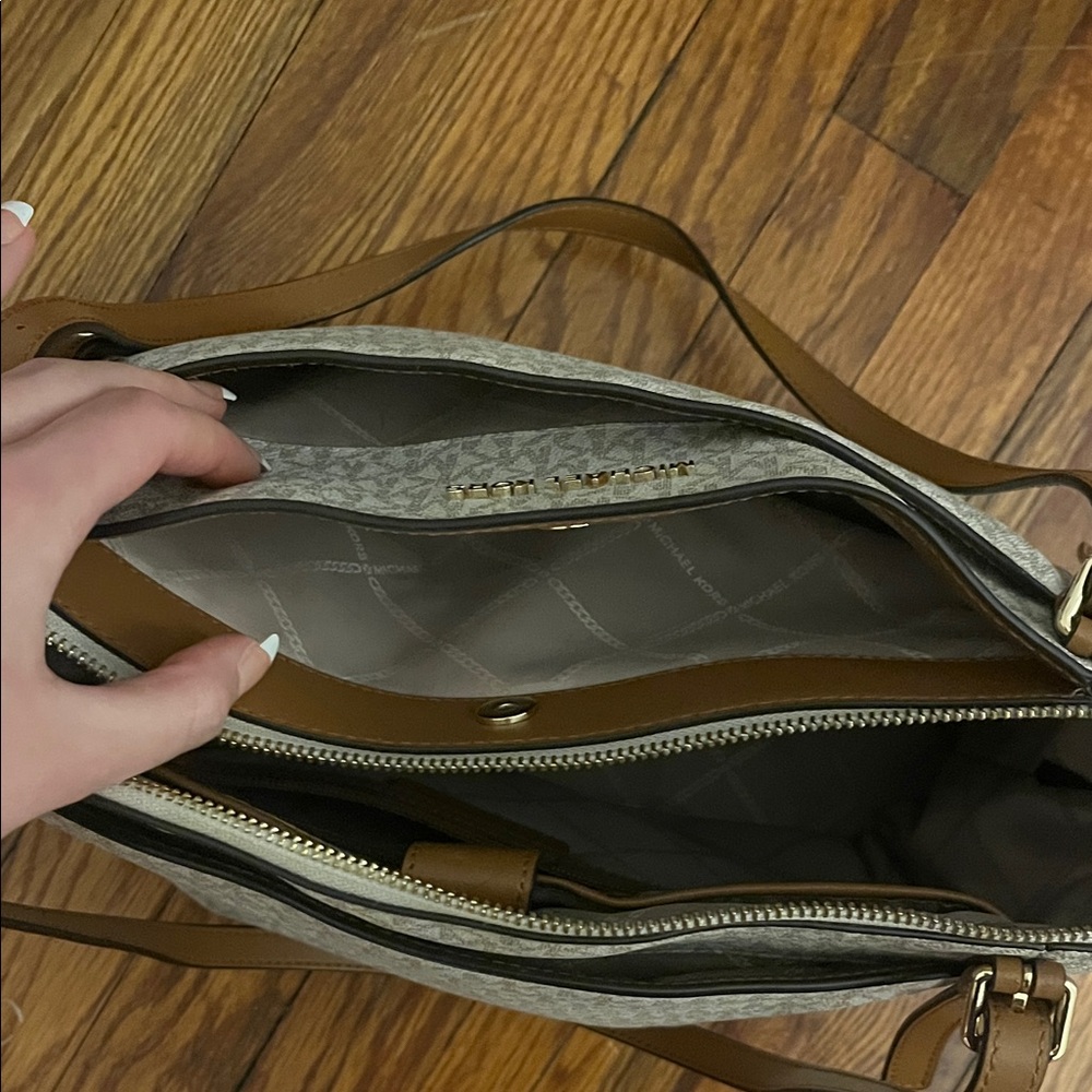 Michael Kors Tote Purse - Picture 10 of 10